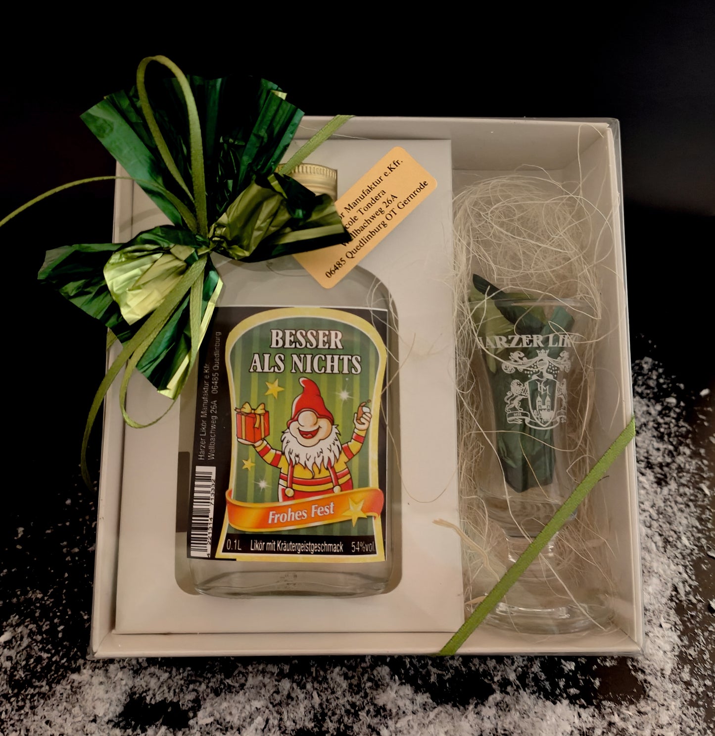 "BESSER ALS NICHTS"  Weihnachtliche Geschenkpackung mit Taschenflasche und einem Glas