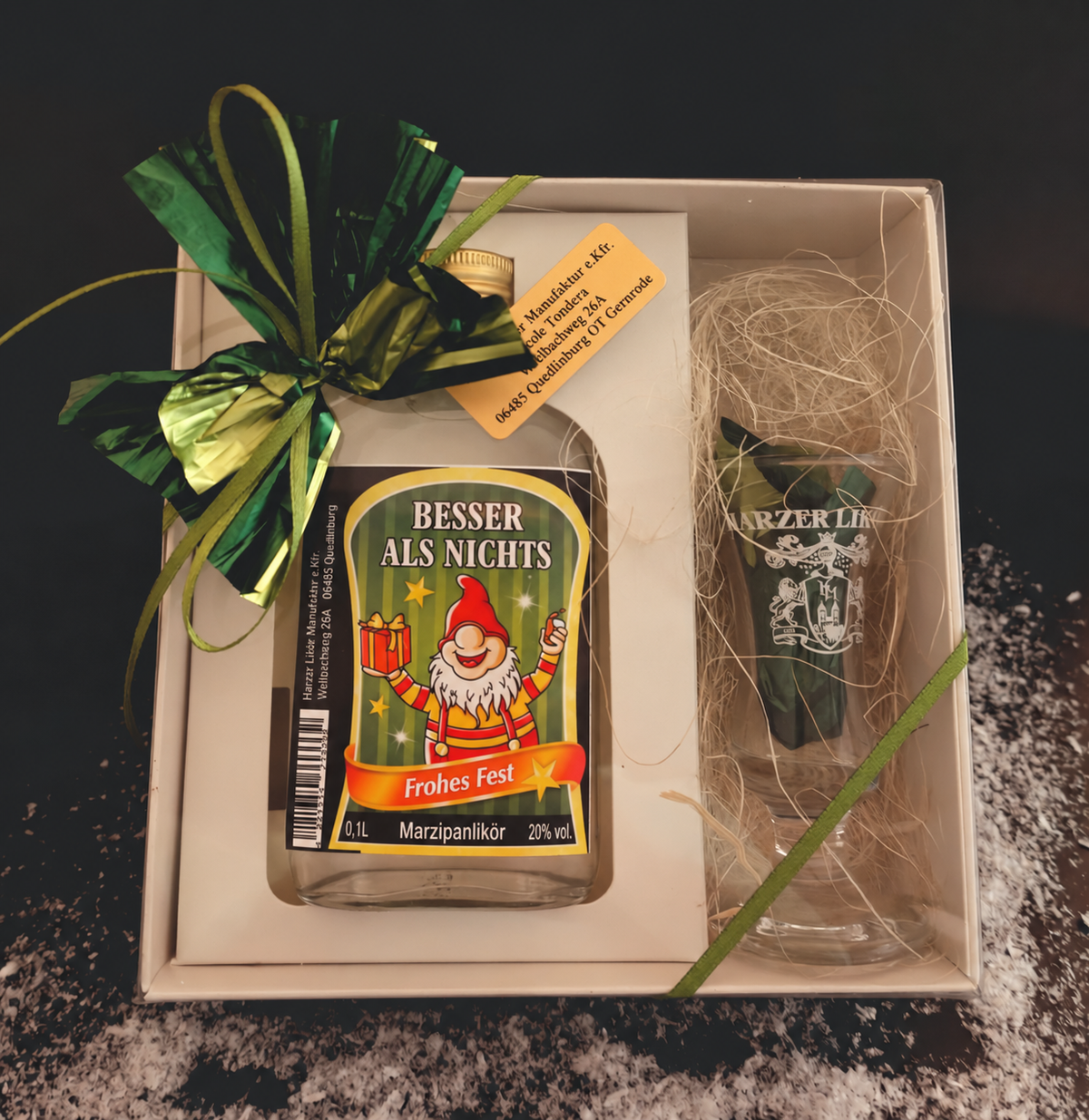 "BESSER ALS NICHTS"  Weihnachtliche Geschenkpackung mit Taschenflasche und einem Glas