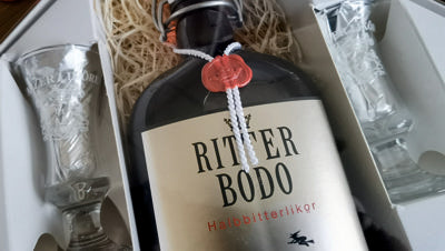 Geschenkpackung mit zwei Gläser Ritter Bodo – Halbbitterlikör