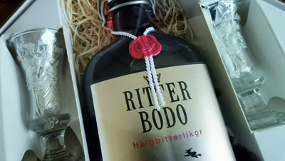 Geschenkpackung mit zwei Gläser Ritter Bodo - Halbbitterlikör 
